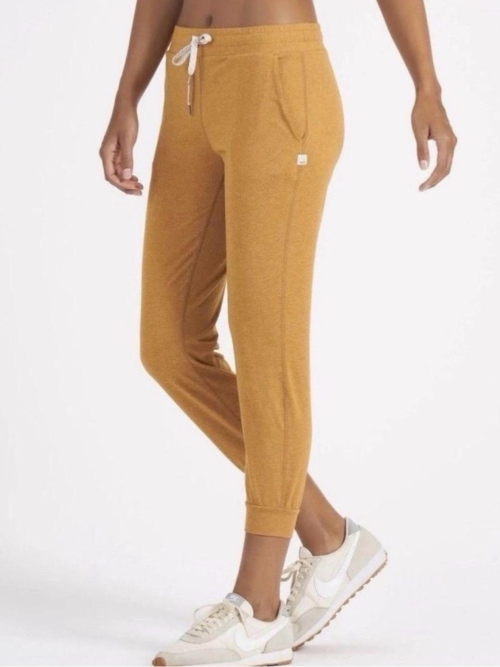 Vuori Performance Jogger in Mustard